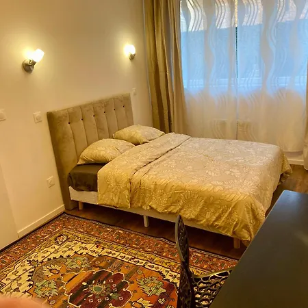 Rdc, Calme, Centre Ville, 3 Personnes, Cour, 2