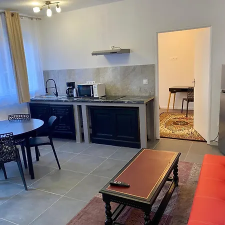 Rdc, Calme, Centre Ville, 3 Personnes, Cour, 2 Apartment