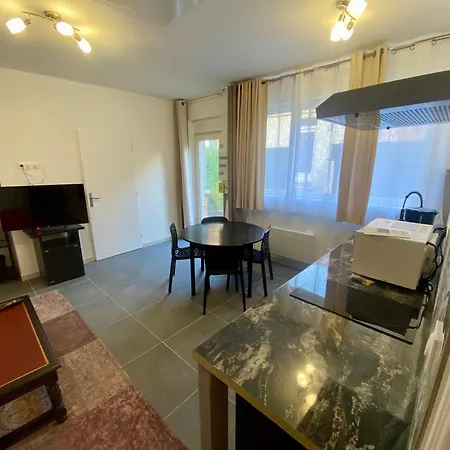 Rdc, Calme, Centre Ville, 3 Personnes, Cour, 2 Apartment