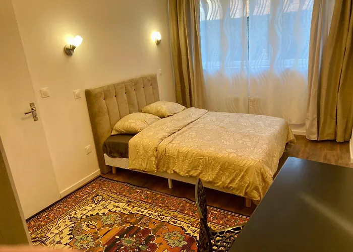 Rdc, Calme, Centre Ville, 3 Personnes, Cour, 2