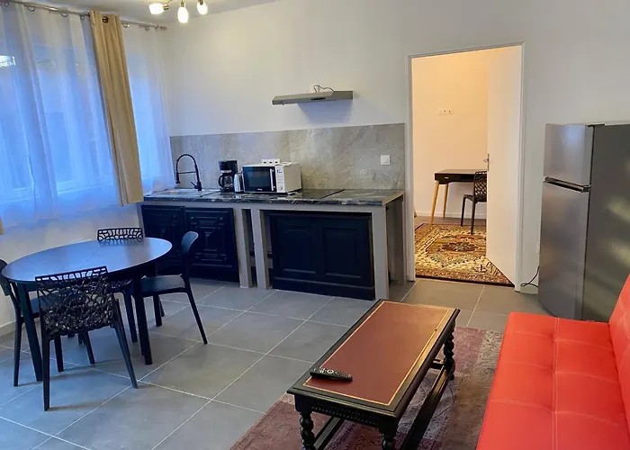 Rdc, Calme, Centre Ville, 3 Personnes, Cour, 2 Apartment