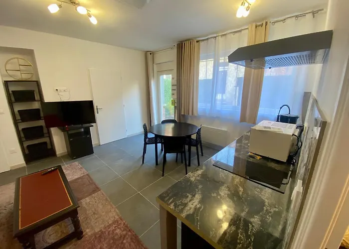 Rdc, Calme, Centre Ville, 3 Personnes, Cour, 2 Apartment